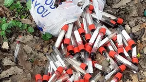 FOTO | Fiole cu sânge, aruncate pe marginea unui drum din Dolj / Poliţia a deschis o anchetă pentru a stabili dacă sângele e uman sau provine de la animale