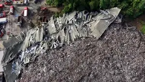 Două persoane au murit și 35 sunt date dispărute după ce prăbușirea unei gropi de gunoi a provocat o avalanșă de deșeuri într-un sat din Filipine