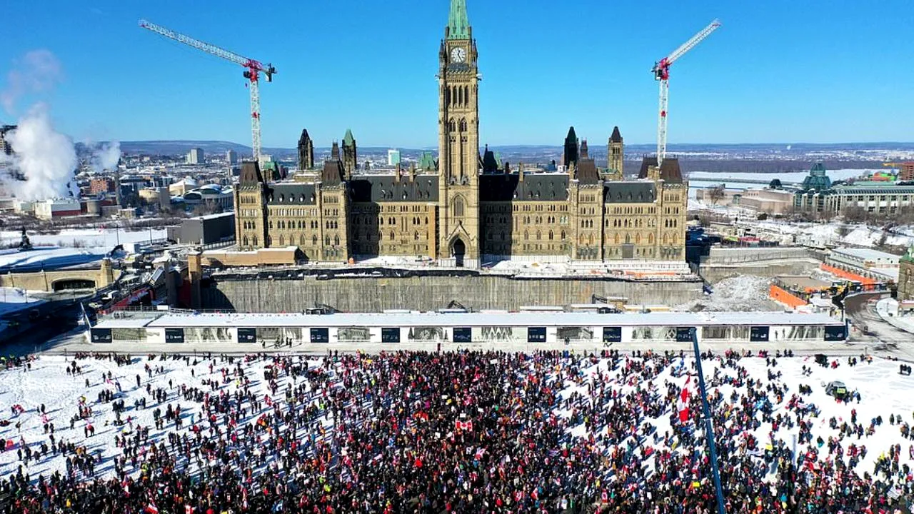 Canada a luat foc: Ottawa, sub asediul camionagiilor şi al anti-vacciniştilor. Premierul Trudeau, escortat într-un loc secret
