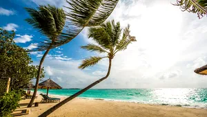 Sute de turişti sunt blocaţi într-un paradis exotic, de peste o lună, din cauza măsurilor restrictive din pandemie. Ce se întâmplă cu cei care nu-şi mai permit să stea în resorturile luxoase