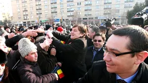 ZIUA UNIRII: Câteva mii de persoane, la Iaşi. Printre cei prezenţi se află Victor Ponta, Crin Antonescu şi mai mulţi miniştri