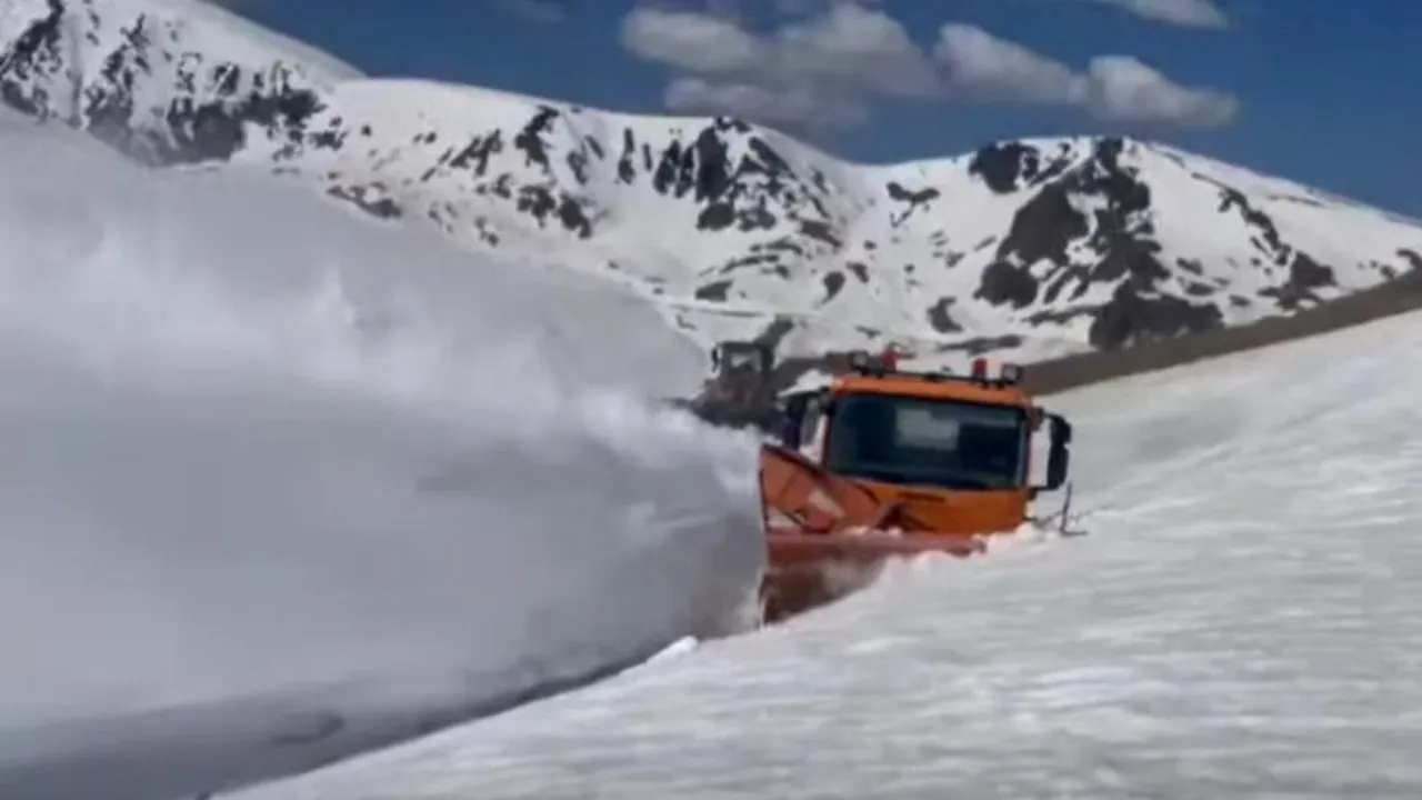 Imagini incredibile pe Transalpina. Mașinile de intervenție abia se văd din stratul de zăpadă