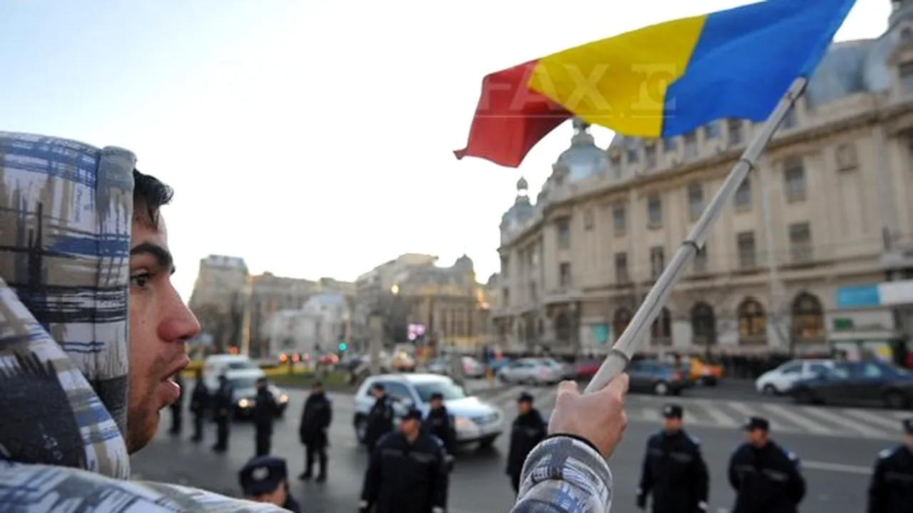 Sutele de oameni adunaţi în Piaţa Universităţii strigă de la 