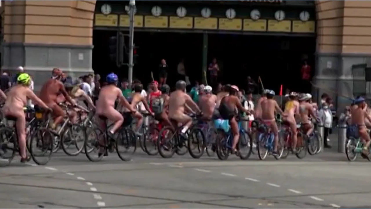 Sute de biciclişti goi pe străzile din Melbourne