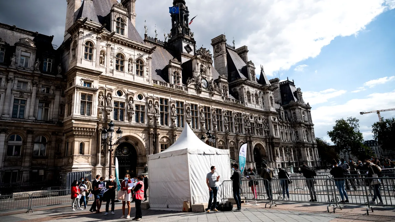 Noile restricţii anunţate de autorităţile din Paris. Barurile se vor închide în capitala Franţei