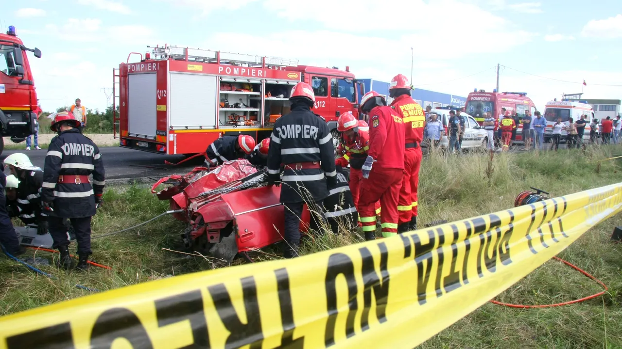 Accident grav pe un pod din judeţul Sibiu. Un autoturism s-a făcut bucăţi după ce a lovit un camion