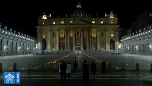 Imagini unice de pe esplanada bazilicii San Pietro, cu public restrâns. Papa Francisc celebrează Vinerea Mare 