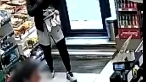 Irlandez înjunghiat într-un apartament din București din cauza unei glume. Victima a cerut ajutor la farmacie