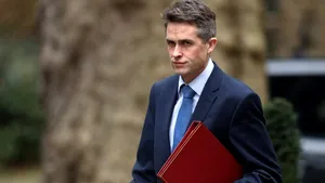 Scandalul Huawei. Ministrul britanic al Apărării a fost demis de Theresa May/ Gavin Williamson neagă acuzaţiile privind scurgerile de informaţii printr-o SCRISOARE deschisă | FOTO