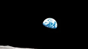 Astronautul care a surprins imaginea emblematică „Earthrise” a murit într-un accident de avion