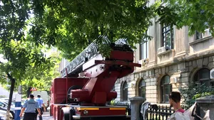 Incendiu pe acoperişul Universităţii Dimitrie Cantemir din Capitală