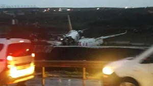 Un avion de pasageri s-a rupt după ce a derapat şi a ieşit de pe pistă, pe un aeroport din Turcia: cel puţin 120 de răniţi | VIDEO, FOTO