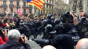 PROTESTE violente în Barcelona, după arestarea lui Carles Puigdemont: Peste 50 de oameni au fost răniţi | VIDEO