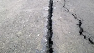 Crăpături în asfalt pe zeci de metri, pe un viaduct peste Autostrada Arad-Timişoara - FOTO