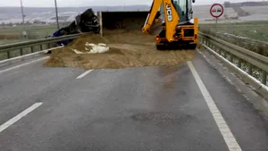 Se adună nisipul de pe autostrada Bucureşti-Piteşti 