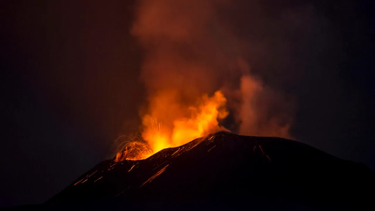 Alertă aeriană în Sicilia, după ce vulcanului Etna a erupt din nou