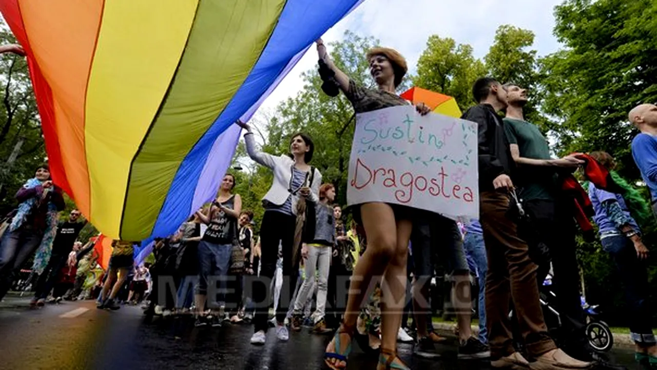 MARŞUL DIVERSITĂŢII s-a defăşurat într-o atmosferă de sărbătoare, în ciuda ploii - GALERIE FOTO