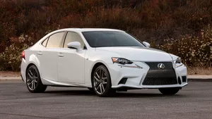 Un bărbat a fost strivit mortal de o maşină fără şofer, care a pornit brusc. Cum a fost posibil 