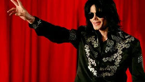 Un costum celebru, purtat de Michael Jackson la gala American Music Awards din 1986, scos la licitaţie -FOTO