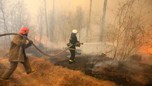 În pragul dezastrului. Focul mocnit din zona Cernobîl se extinde. Presa rusă scrie că ucrainenii nu fac faţă incendiului şi aşteaptă semnul divin, ploile