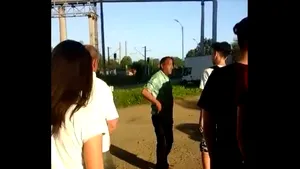 Incident ŞOCANT în Bacău: Un adolescent a fost filmat în timp ce lovea cu picioarele un bărbat/ Poliţiştii au deschis o anchetă | VIDEO