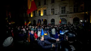 Jandarmii au folosit substanțe iritant-lacrimogene, după ce protestatarii au vrut să intre în BEC