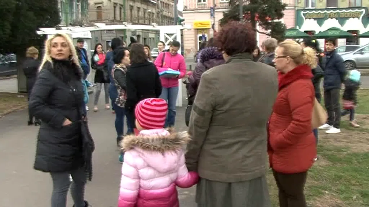 GALERIE FOTO Aproximativ 50 de mame s-au adunat la Arad pentru a cere normalitate în spitale 