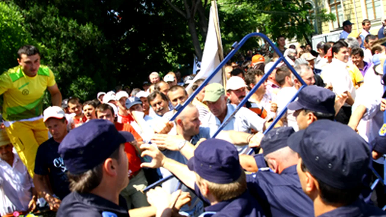 Altercaţii între fermieri şi jandarmi în timpul protestelor din faţa Guvernului - VIDEO şi GALERIE FOTO