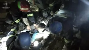 FOTO VIDEO Un nou-născut a fost ucis în ultimele bombardamente ale ruşilor în Ucraina. Doi medici, răniţi