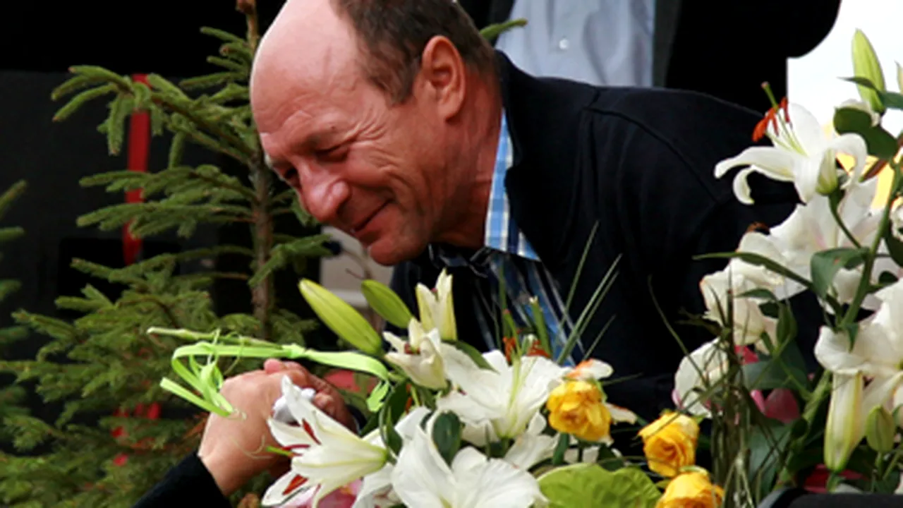 Preşedintele Băsescu a vizitat expoziţia de flori de la Craiova