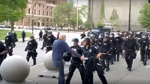 57 de poliţişti din trupele speciale şi-au dat demisia după ce doi colegi au fost suspendaţi pentru că au agresat un bătrân

