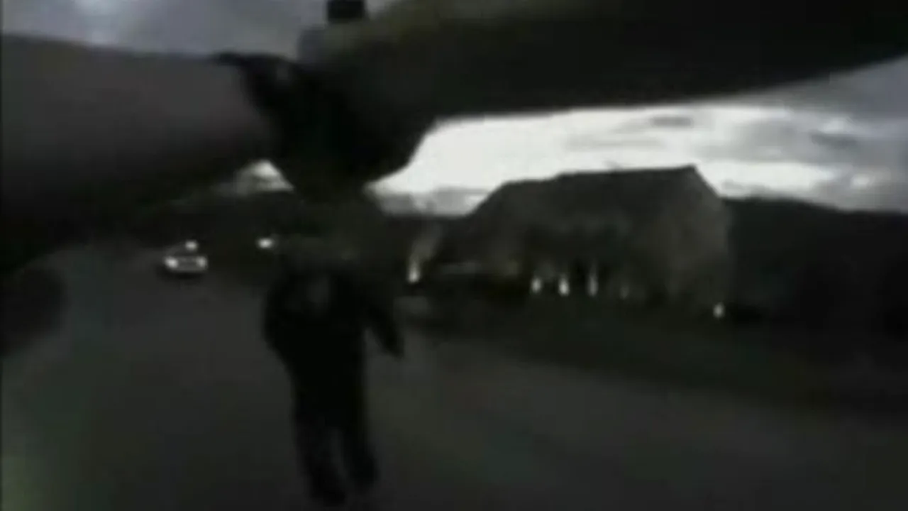 Un poliţist american refuză să împuşte un suspect, deşi acesta îl atacă - VIDEO