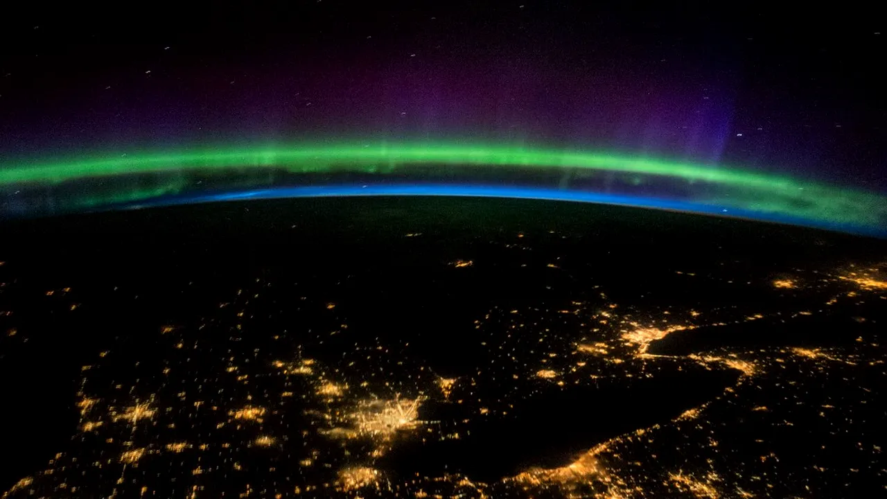Imagini inedite cu aurora boreală, aşa cum este văzută de către astronauţi FOTO