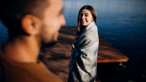 Nu trădarea dramatică destramă o relație. Ce spun psihologii despre adevărata amenințare