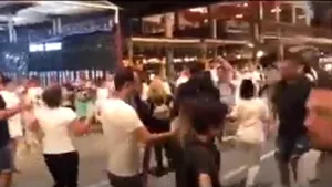VIDEO | Imaginile care sfidează regulile: horă spontană în faţa unei terase din Mamaia. Poliţia ”a spart” petrecerea imediat