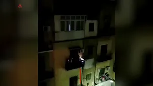 Balcoanele s-au transformat în discoteci, iar oamenii au petrecut alături de vecini. VIDEO