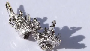 Paladiul s-a scumpit pentru că Rusia, recent sancţionată, deţine 40% din producţia mondială a metalului folosit pentru catalizatoare auto