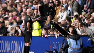 Peste 75% dintre fani se opun sistemului de arbitraj video în Premier League, conform unui sondaj