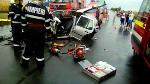 Trei morţi şi trei răniţi într-un accident între două maşini şi un TIR în judeţul Ialomiţa 