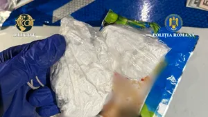 Cocaină la vânzare în apropierea unui liceu din Constanța. Traficantul a fost arestat