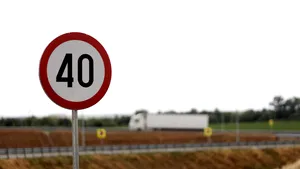 Accident pe A10. Sunt implicate un microbuz și un tir