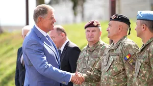 Iohannis spune că România a achiziţionat armament ultramodern şi îşi pregăteşte mai bine militarii