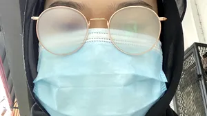 Munca la birou în timpul pandemiei. Decât să stea cu mască pe faţă, angajaţii preferă să rezolve situaţia simplu