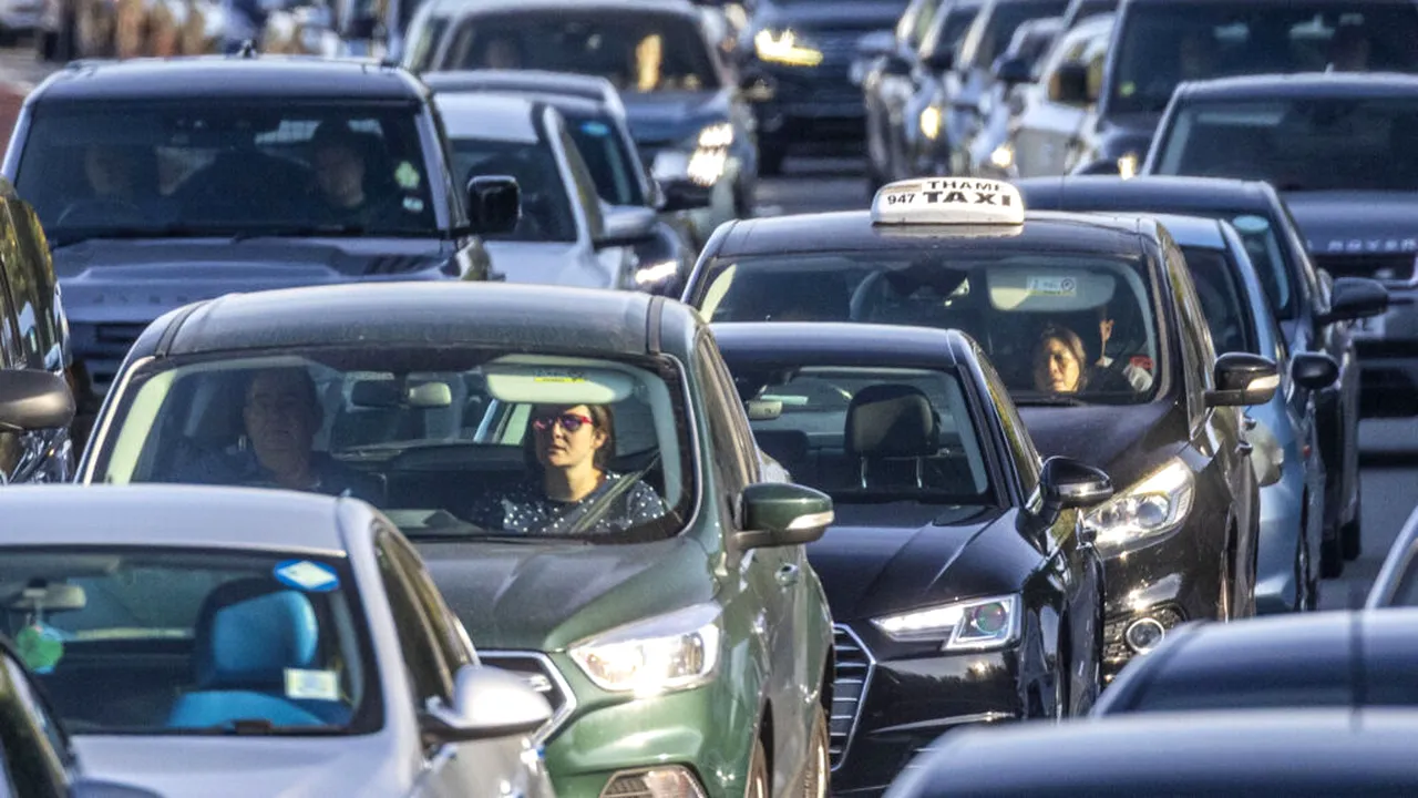 INFOTRAFIC: Ceața pe șosele și aglomerație la intrările în București și în alte mari orașe. Recomandările autorităților