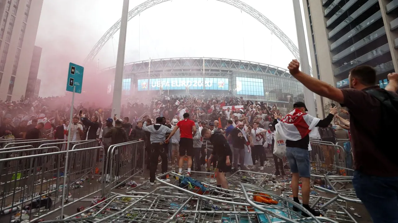 EURO 2020: 10 bărbaţi sunt căutaţi pentru violenţă, după incidentele de la finala Anglia-Italia