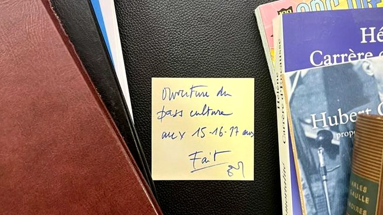Post-it-ul cu care Macron a anunţat o măsură luată de autorităţile franceze
