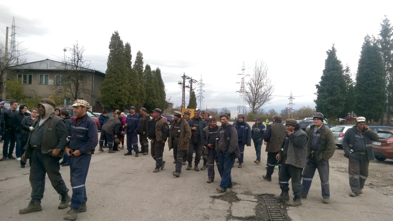 Minerii de la Paroşeni şi Uricani, blocaţi de şase zile în subteran, vizitaţi de familii şi prieteni - FOTO