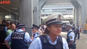 Poliţia a intervenit la Stuttgart unde circa 2.500 de oameni au stat şi câte opt ore la coadă pentru a VOTA