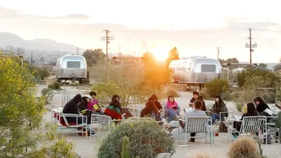 LIFE De ce plătesc tot mai mulți oameni pentru un weekend de lectură în liniște. Fenomenul care transformă cărțile într-o experiență de vacanță