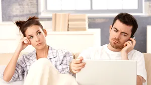 Bărbaţii îşi ascultă soţiile timp de 6 minute, dar rezistă 25 de minute într-o discuţie cu prietenii